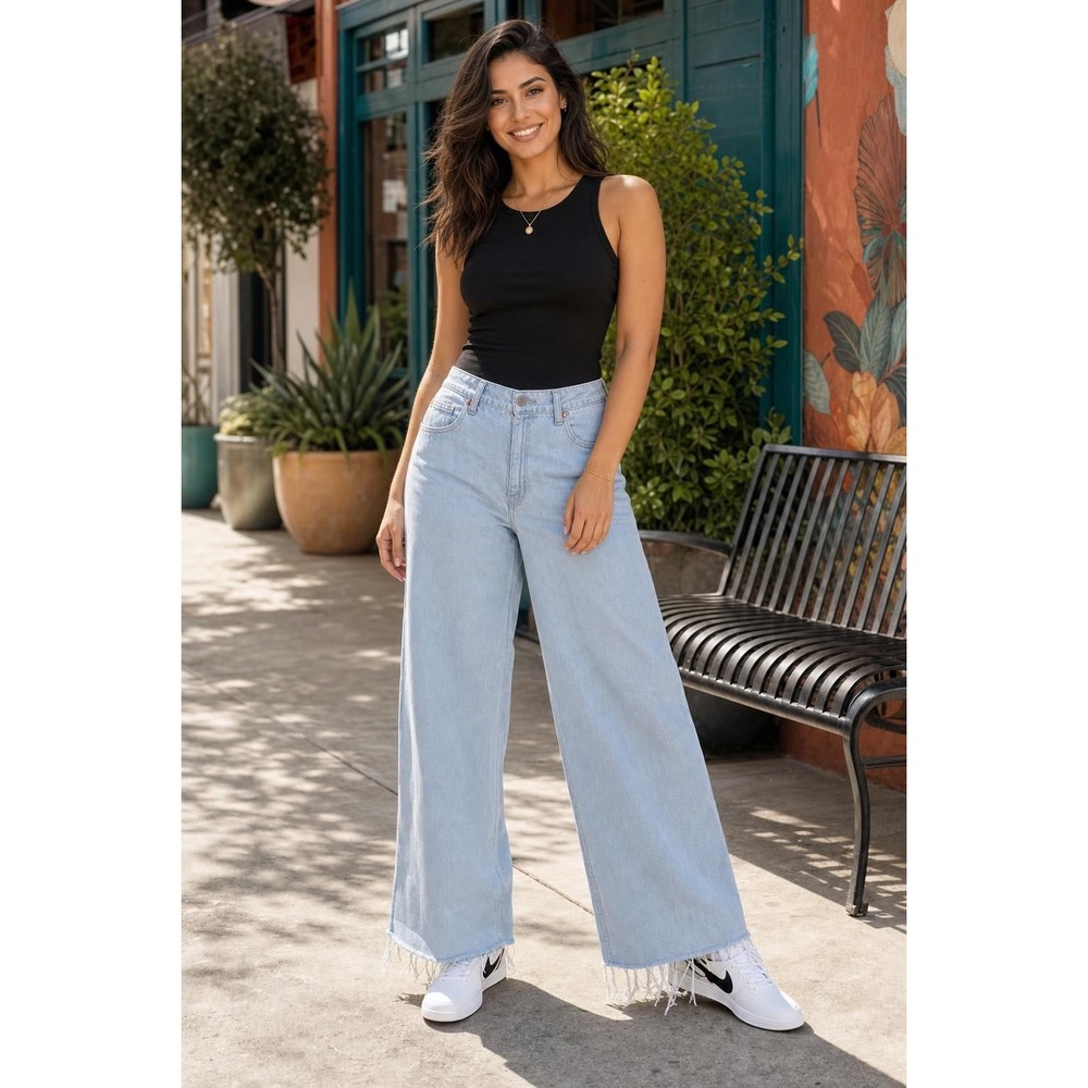 Levi Strauss Signature Wide Leg Jeans Womens 12 Light Wash Blue Baggy Frayed Hem